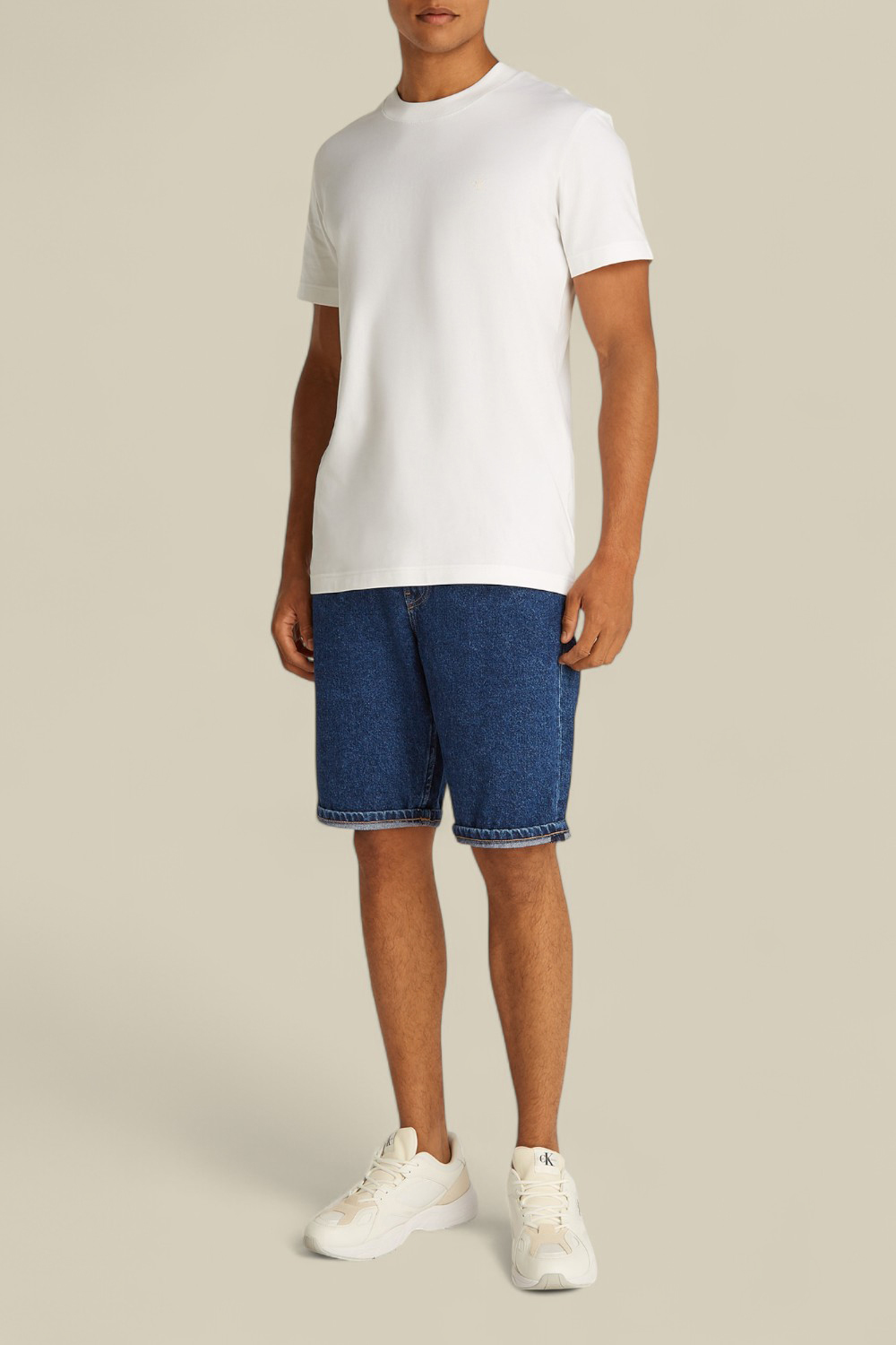 תמונת כל הלוק של מכנסי ג'ינס ברמודה